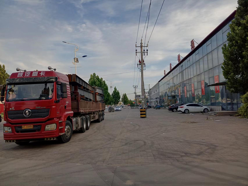 鋼構(gòu)件排隊(duì)等候出庫(kù)