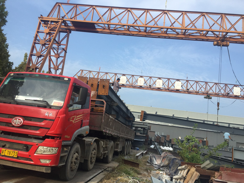 鋼構(gòu)件裝車出庫(kù)