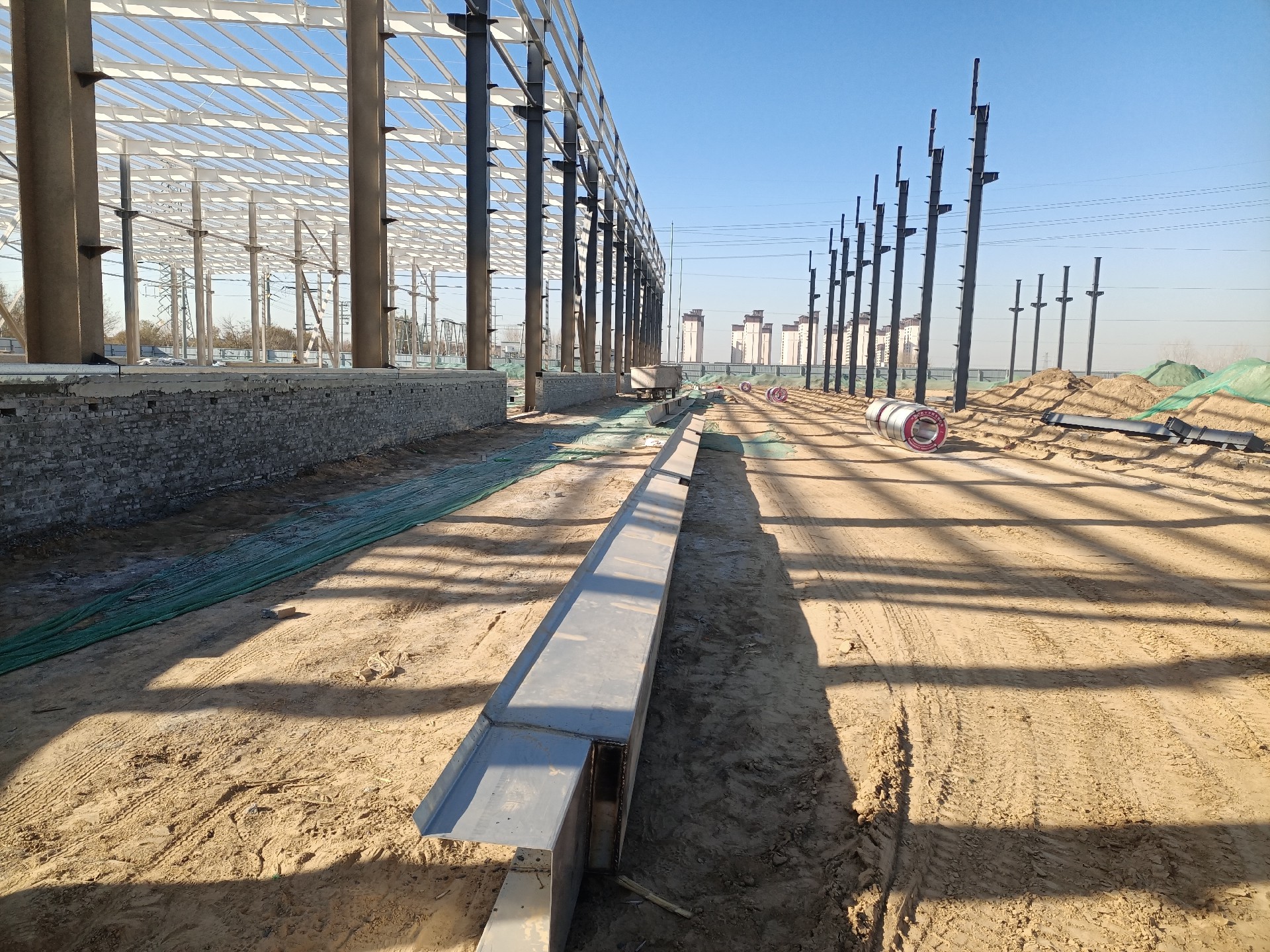 鋼結(jié)構(gòu)不銹鋼天溝，衡水鋼結(jié)構(gòu)廠家，衡水鋼結(jié)構(gòu)廠，衡水鋼結(jié)構(gòu)廠房，衡水廠房車間加工，金鼎鋼構(gòu)，衡水鋼結(jié)構(gòu)加工廠，金鼎鋼結(jié)構(gòu)，激光切割加工鋼結(jié)構(gòu)，機(jī)械手焊接鋼結(jié)構(gòu)