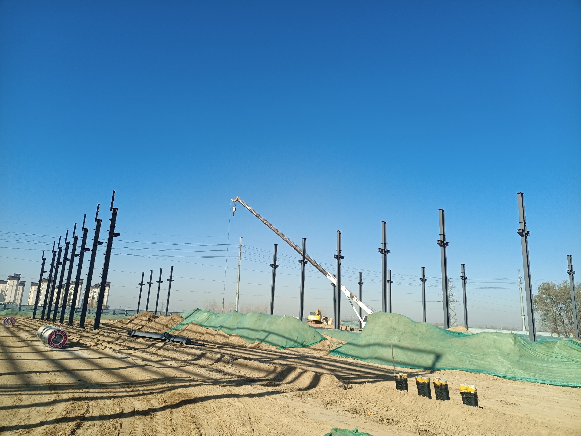 鋼結(jié)構(gòu)立柱施工，衡水鋼結(jié)構(gòu)廠家，衡水鋼結(jié)構(gòu)廠，衡水鋼結(jié)構(gòu)廠房，衡水廠房車間加工，金鼎鋼構(gòu)，衡水鋼結(jié)構(gòu)加工廠，金鼎鋼結(jié)構(gòu)，激光切割加工鋼結(jié)構(gòu)，機(jī)械手焊接鋼結(jié)構(gòu)