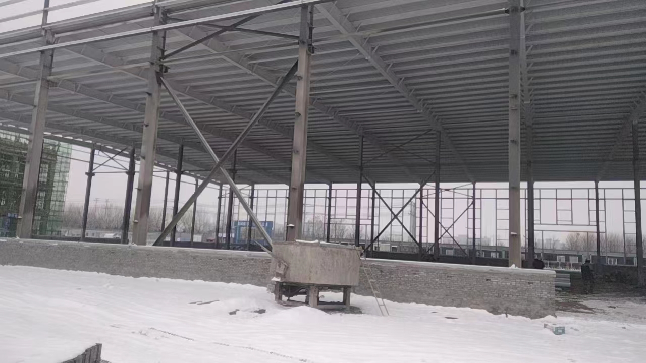 衡水鋼結(jié)構(gòu),衡水鋼結(jié)構(gòu)廠,衡水鋼結(jié)構(gòu)廠房,衡水鋼結(jié)構(gòu)廠家，衡水廠房車間加工，衡水鋼結(jié)構(gòu)--金鼎鋼構(gòu)廠雪景工地