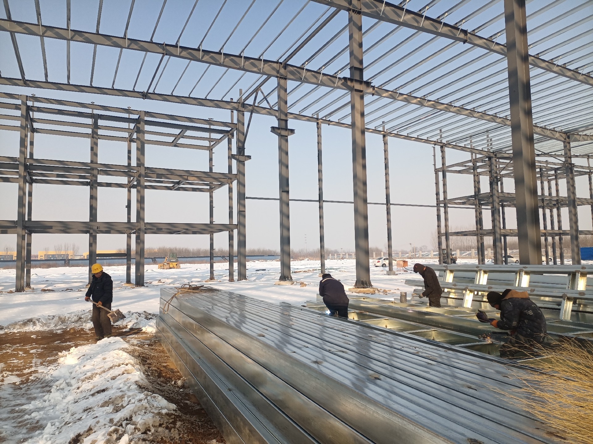 衡水鋼結構，鋼結構加工廠，鋼結構廠家，鋼結構廠房，金鼎鋼構，雪地工地，焊窗口