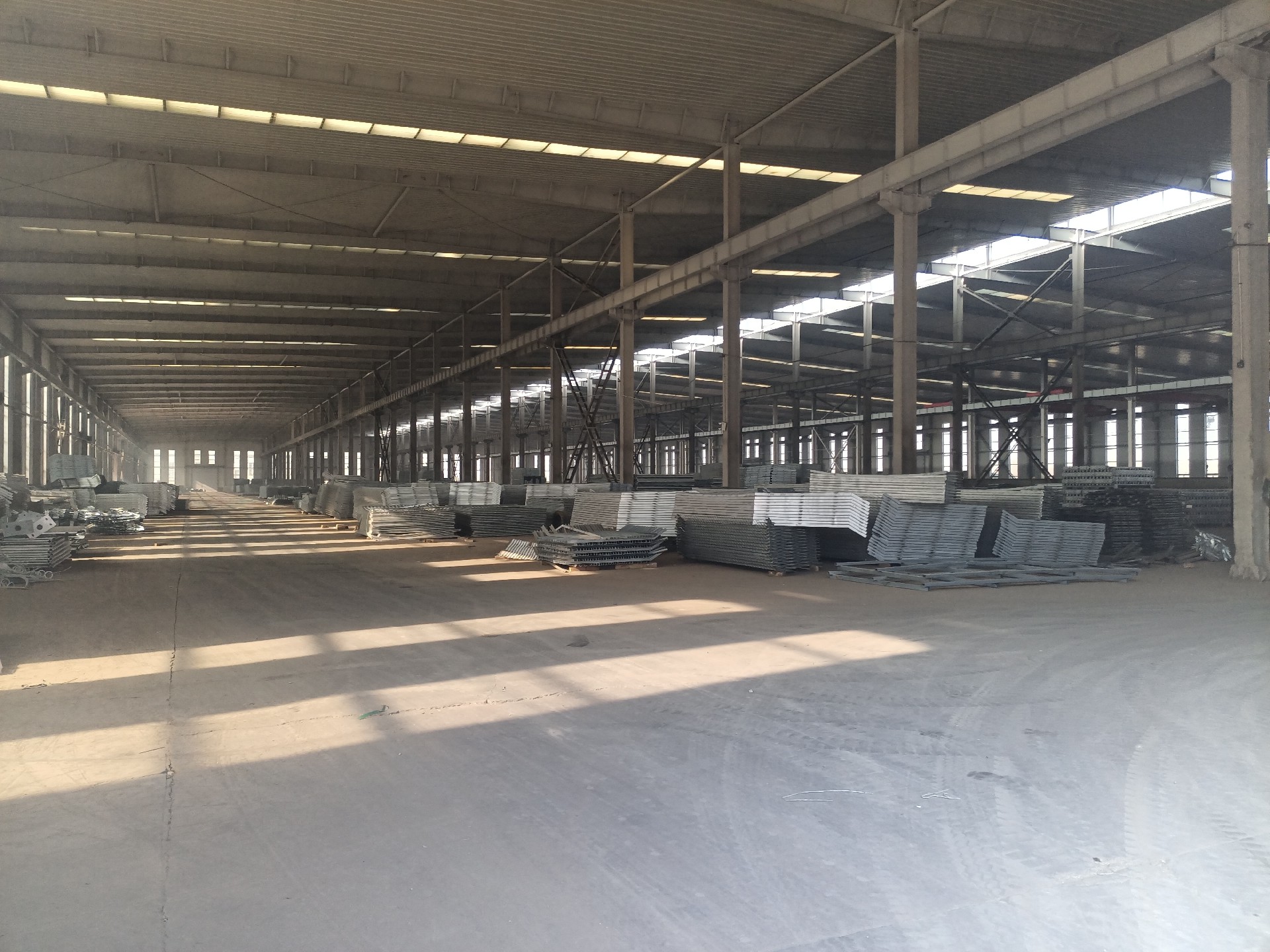 鋼結(jié)構(gòu)廠房  大跨度鋼結(jié)構(gòu)廠房 鋼結(jié)構(gòu)廠房?jī)?nèi) 車間內(nèi)景 衡水鋼結(jié)構(gòu)廠房 衡水鋼結(jié)構(gòu).jpg