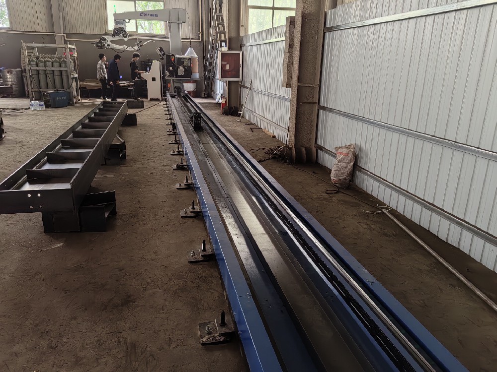 懸臂機械手自動化焊接鋼結構行車梁