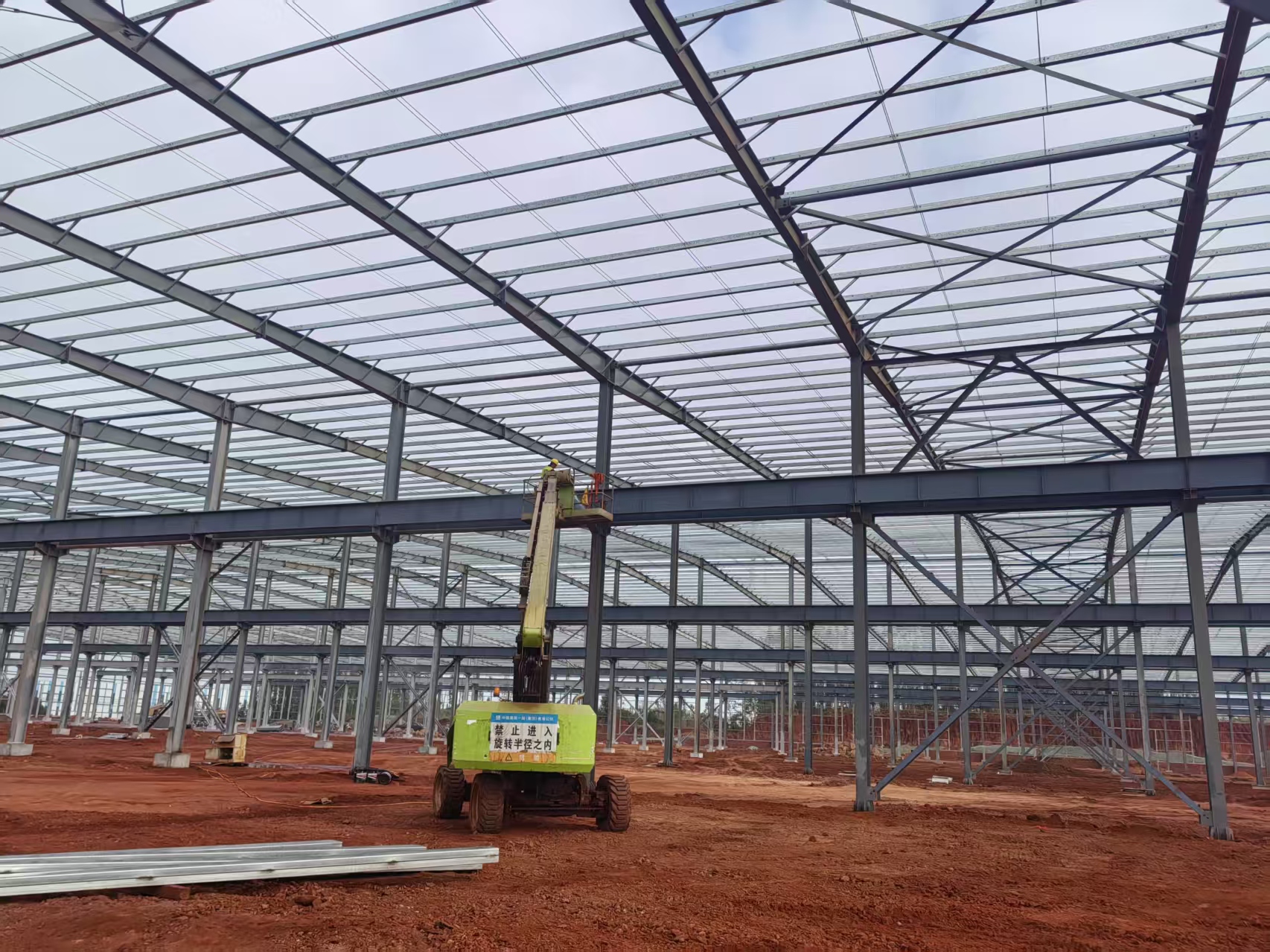 鋼結構廠家金鼎鋼構13131801767  頂檁條安裝完成.jpg