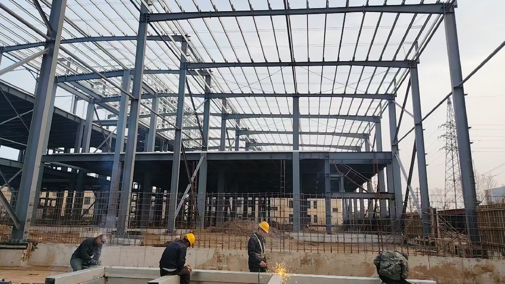 廠房鋼構**廠家金鼎鋼構--20年**鋼構工程經驗--廠房墻面焊方管窗口