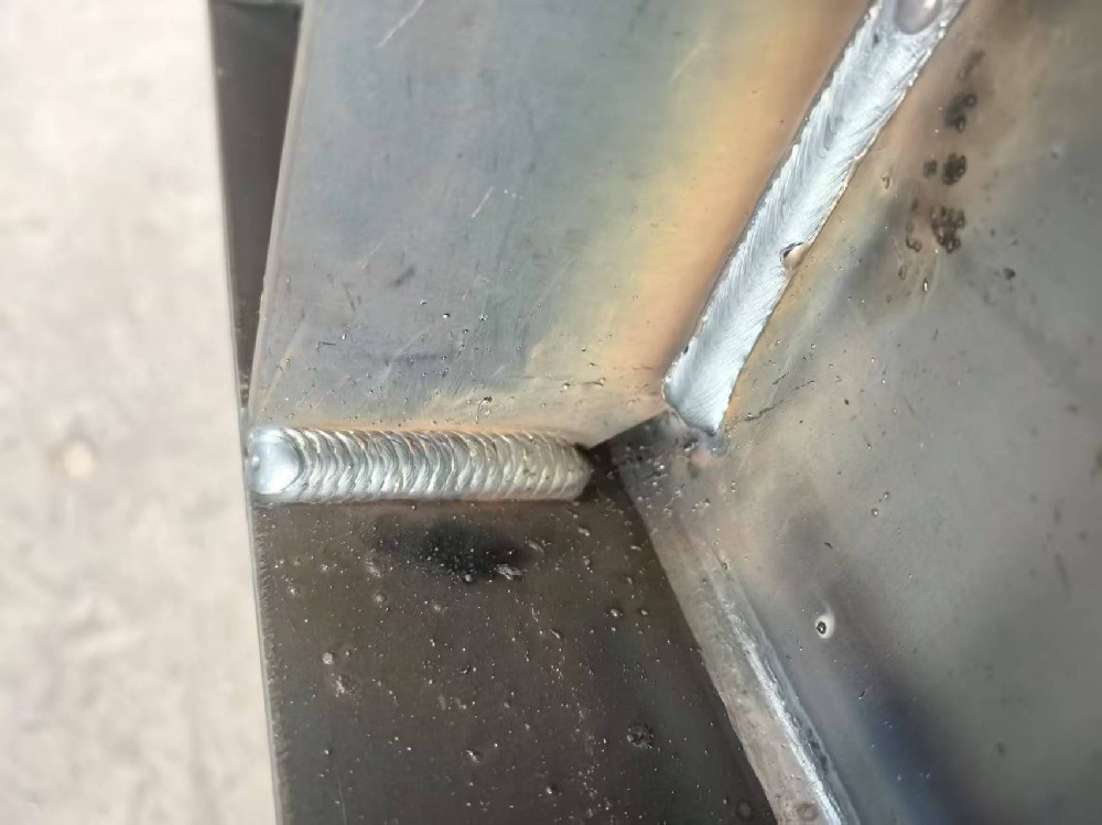 廠房鋼結(jié)構(gòu)廠家金鼎鋼構(gòu)-機(jī)器人焊縫的鋼構(gòu)件--鋼系桿